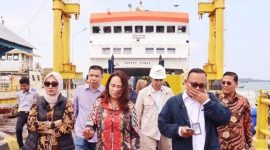 Anggota DPR RI Fraksi Golkar Dapil Kepri, Cen Sui Lan pada Minggu (23/7/2023), melakukan kunjungan kerja pengawasan ke Pelabuhan ASDP Tanjunguban, Bintan, Kepulauan Riau. Foto: Istimewa 