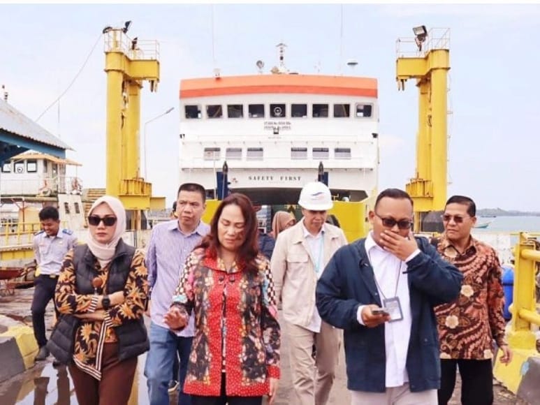 Anggota DPR RI Fraksi Golkar Dapil Kepri, Cen Sui Lan pada Minggu (23/7/2023), melakukan kunjungan kerja pengawasan ke Pelabuhan ASDP Tanjunguban, Bintan, Kepulauan Riau. Foto: Istimewa 
