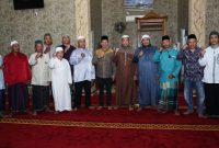Wakil Wali Kota Batam Amsakar Achmad menghadiri peringatan tahun baru Islam 1445 Hijriyah di Masjid Al Qodar, Bengkong Kolam, Kota Batam, pada Senin (24/7/2023) malam. Pada peringatan ini juga, pihak turut dibagikan santunan pada anak Yatim di lingkungan sekitar. Foto: INIKEPRI.COM 