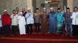 Wakil Wali Kota Batam Amsakar Achmad menghadiri peringatan tahun baru Islam 1445 Hijriyah di Masjid Al Qodar, Bengkong Kolam, Kota Batam, pada Senin (24/7/2023) malam. Pada peringatan ini juga, pihak turut dibagikan santunan pada anak Yatim di lingkungan sekitar. Foto: INIKEPRI.COM 