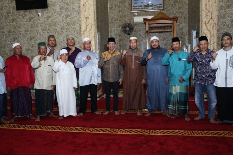 Wakil Wali Kota Batam Amsakar Achmad menghadiri peringatan tahun baru Islam 1445 Hijriyah di Masjid Al Qodar, Bengkong Kolam, Kota Batam, pada Senin (24/7/2023) malam. Pada peringatan ini juga, pihak turut dibagikan santunan pada anak Yatim di lingkungan sekitar. Foto: INIKEPRI.COM 