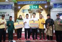 Korban bencana kebakaran di Pulau Buluh mendapatkan bantuan tunai dari Pemerintah Provinsi Kepulauan Riau untuk memperbaiki rumah mereka yang hangus terbakar. Bantuan tersebut diserahkan secara langsung oleh Gubernur Kepulauan Riau H. Ansar Ahmad yang berkunjung ke Pulau Buluh, Senin (24/7/2023). Foto: Diskominfo Kepri 