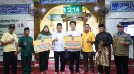 Korban bencana kebakaran di Pulau Buluh mendapatkan bantuan tunai dari Pemerintah Provinsi Kepulauan Riau untuk memperbaiki rumah mereka yang hangus terbakar. Bantuan tersebut diserahkan secara langsung oleh Gubernur Kepulauan Riau H. Ansar Ahmad yang berkunjung ke Pulau Buluh, Senin (24/7/2023). Foto: Diskominfo Kepri 