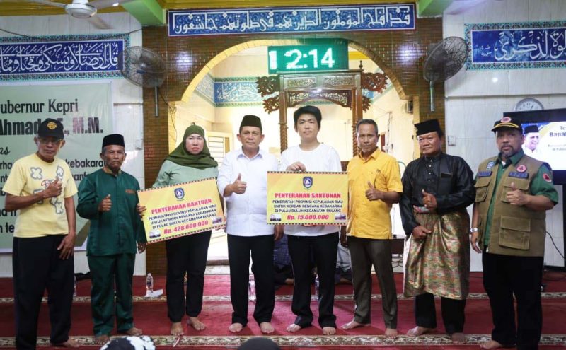 Korban bencana kebakaran di Pulau Buluh mendapatkan bantuan tunai dari Pemerintah Provinsi Kepulauan Riau untuk memperbaiki rumah mereka yang hangus terbakar. Bantuan tersebut diserahkan secara langsung oleh Gubernur Kepulauan Riau H. Ansar Ahmad yang berkunjung ke Pulau Buluh, Senin (24/7/2023). Foto: Diskominfo Kepri 