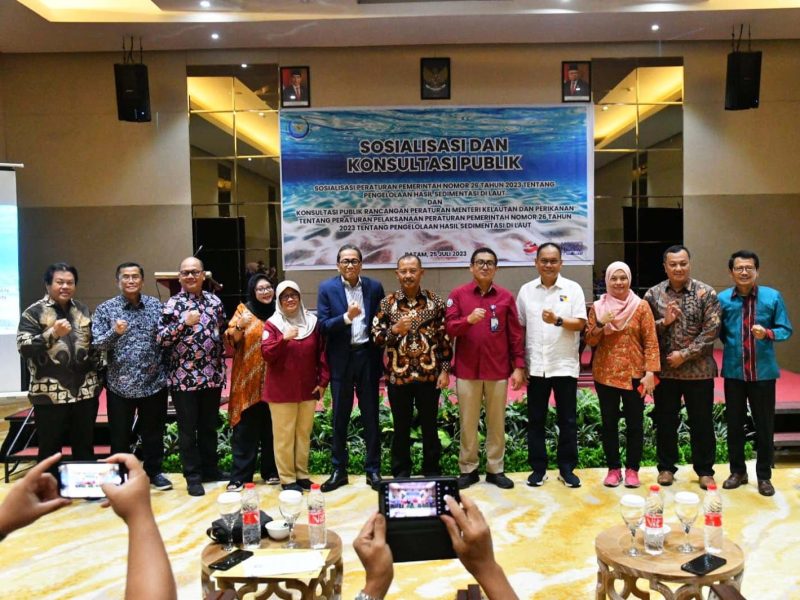 Sekretaris Daerah Provinsi Kepulauan Riau, Adi Prihantara, membuka acara Sosialisasi Peraturan Pemerintah Nomor 26 Tahun 2023 tentang Pengelolaan Hasil Sedimentasi Laut dan konsultasi publik terkait rancangan Peraturan Menteri Kelautan dan Perikanan tentang pelaksanaan PP 26 tahun 2023. Acara ini diadakan di Hotel Best Western Panbil, Batam, Selasa (25/7/2023). Foto: Diskominfo Kepri 