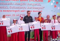 Otoritas Jasa Keuangan (OJK) bersama bank bjb dan Pemerintah Kota Bogor menggelar kampanye Ayo Menabung bersama ratusan anak sekolah dalam rangka memperingati Hari Anak Nasional 2023 pada Selasa, 25 Juli 2023, di Kota Bogor. Foro: bank bjb untuk INIKEPRI.COM 