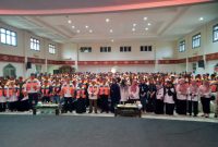 Wali Kota Tanjungpinang, Hj. Rahma, S.IP.,M.M, menyalurkan bantuan life jacket kepada 700 nelayan yang ada di Tanjungpinang. Foto: Diskominfo Tanjungpinang 