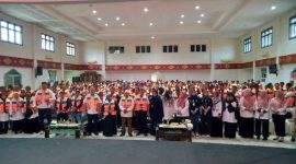 Wali Kota Tanjungpinang, Hj. Rahma, S.IP.,M.M, menyalurkan bantuan life jacket kepada 700 nelayan yang ada di Tanjungpinang. Foto: Diskominfo Tanjungpinang 