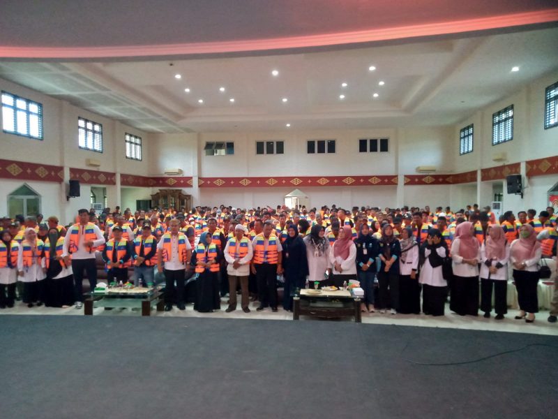 Wali Kota Tanjungpinang, Hj. Rahma, S.IP.,M.M, menyalurkan bantuan life jacket kepada 700 nelayan yang ada di Tanjungpinang. Foto: Diskominfo Tanjungpinang