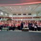 Wali Kota Tanjungpinang, Hj. Rahma, S.IP.,M.M, menyalurkan bantuan life jacket kepada 700 nelayan yang ada di Tanjungpinang. Foto: Diskominfo Tanjungpinang 