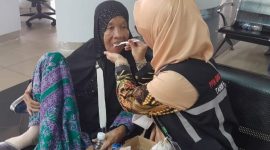 Untuk memastikan keamanan dan keselamatan jemaah dengan risiko tinggi (risti), Yunita Nadia, salah satu petugas PPIH Debarkasi Batam mendampingi pemulangan Kamaliah Kontel, jemaah haji asal Rokan Hilir Riau. Foto: Kemenag Kepri 