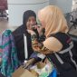 Untuk memastikan keamanan dan keselamatan jemaah dengan risiko tinggi (risti), Yunita Nadia, salah satu petugas PPIH Debarkasi Batam mendampingi pemulangan Kamaliah Kontel, jemaah haji asal Rokan Hilir Riau. Foto: Kemenag Kepri 