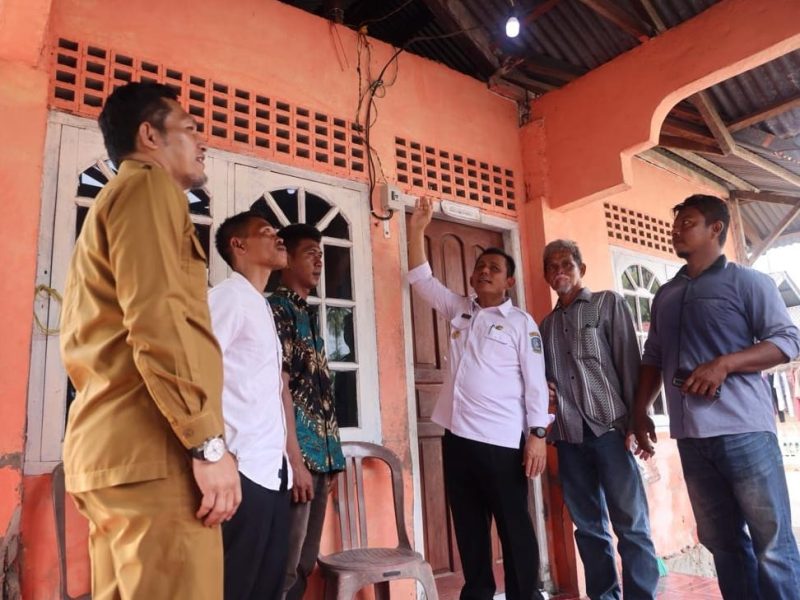 Pemerintah Provinsi (Pemprov) Kepulauan Riau melalui Dinas Energi dan Sumber Daya Mineral (ESDM)  bersama PT. Perusahaan Listrik Nasional (PLN /Persero) Unit Induk Distribusi Riau dan Kepulauan Riau (UIDRKR) memberikan tambahan pasokan mesin dengan kapasitas 1000 KW ke kabupaten Natuna. Hal ini  untuk mengatasi gangguan kelistrikan disana  yang telah mengalami pemadaman bergilir sejak Jum'at 21 Juli lalu.  Foto: Diskominfo Kepri 