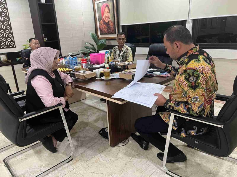 Kementerian Sosial Republik Indonesia menyampaikan apresiasi kepada Wali Kota Tanjungpinang Hj. Rahma, S.IP, MM yang telah menyampaikan langsung usulan baru penerima program Data Terpadu Kesejahteraan Sosial (DTKS), sebanyak 145 kepala keluarga, di Kota Tanjungpinang. Foto: Diskominfo Tanjungpinang 