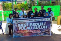 Barisan Indonesia Peduli (BIP), KNPI Kepri, FPPI, LPM Kelurahan Tiban Indah, Simawang Saiyo Sakato kota Batam, dan Rang Mudo Tanah Datar, menyalurkan bantuan kepada korban bencana kebakaran di Pulau Buluh, Kota Batam, Kepulauan Riau. Foto: INIKEPRI.COM 