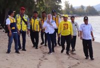 Cen Sui Lan Anggota Komisi V DPR RI Fraksi Golkar Dapil Kepri bersama Erlangga Perwira Kasatker PJSA BWS Kepri Ditjen SDA Kementerian PUPR, Abdul Jamal Kades Pongkar serta tiga orang Anggota DPRD Karimun Fraksi Golkar meninjau kawasan Pantai Pongkar Karimun. Foto: Istimewa 