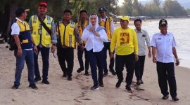 Cen Sui Lan Anggota Komisi V DPR RI Fraksi Golkar Dapil Kepri bersama Erlangga Perwira Kasatker PJSA BWS Kepri Ditjen SDA Kementerian PUPR, Abdul Jamal Kades Pongkar serta tiga orang Anggota DPRD Karimun Fraksi Golkar meninjau kawasan Pantai Pongkar Karimun. Foto: Istimewa 