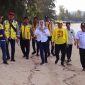 Cen Sui Lan Anggota Komisi V DPR RI Fraksi Golkar Dapil Kepri bersama Erlangga Perwira Kasatker PJSA BWS Kepri Ditjen SDA Kementerian PUPR, Abdul Jamal Kades Pongkar serta tiga orang Anggota DPRD Karimun Fraksi Golkar meninjau kawasan Pantai Pongkar Karimun. Foto: Istimewa 