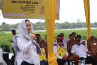 Cen Sui Lan Anggota Komisi V DPR RI Fraksi Golkar Dapil Kepulauan Riau (Kepri) menjelaskan program revitalisasi kawasan Kolong dan Paya Manggis, Karimun, Rabu (26/7/2023). Foto: Istimewa 