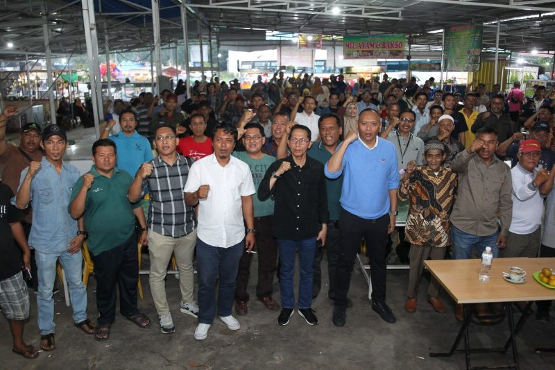 Melanjutkan silaturahmi dengan masyarakat, wakil wali kota Batam Amsakar Achmad bersembang ke kecamatan Sagulung. Mengangkat tema “Ngopi Bareng Tokoh dan Masyarakat bersama Bang Am”, acara yang diinisiasi oleh masyarakat kecamatan Sagulung ini, bertempat di Pujasera RW 16 Sei Langkai, pada Minggu (30/7/2023) sore. Foto: INIKEPRI.COM 