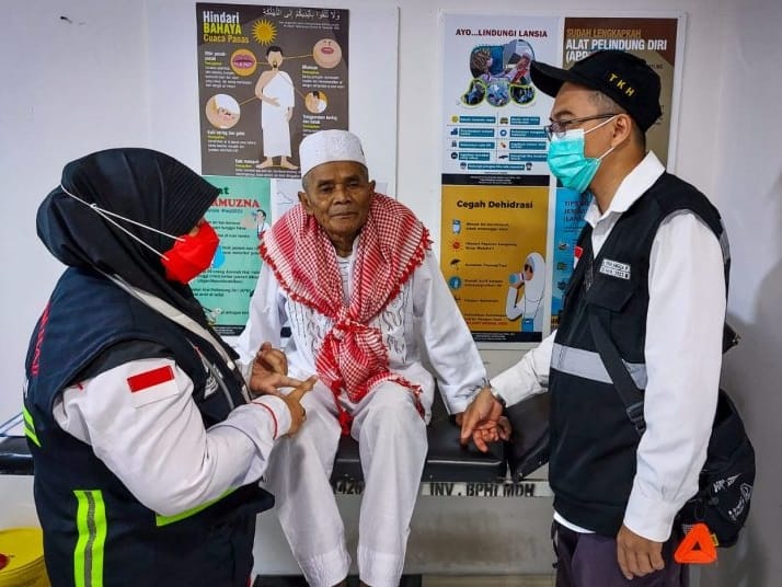 Petugas rekam medis Klinik Kesehatan Haji Indonesia (KKHI) Madinah Enjang Nurdiansyah mengaku bangga bisa terlibat penugasan sebagai Panitia Penyelenggara Ibadah Haji (PPIH) Bidang Kesehatan di Arab Saudi. Foto: Istimewa 