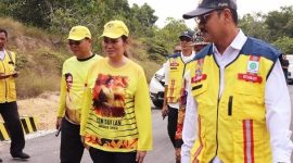 Anggota DPR RI dari Partai Golkar Dapil Kepulauan Riau Cen Sui Lan meresmikan jalan pemakaman di Sawang, Kundur, Kabupaten Karimun. Foto: Istimewa 