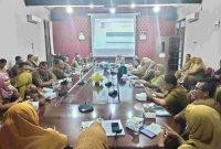 Dinas Kesehatan Pengendalian Penduduk dan Keluarga Berencana Kota Tanjungpinang menggelar rapat koordinasi dan evaluasi pelaksanaan percepatan penurunan stunting di kota Tanjungpinang. Foto: Diskominfo Tanjungpinang 