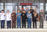 Gubernur Kepulauan Riau H Ansar Ahmad mengucapkan apresiasi sekaligus rasa terima kasihnya kepada Laksamana Madya TNI (Laksdya) Irvansyah atas pengabdiannya sebagai Panglima Komando Gabungan Wilayah I (Pangkogabwilhan I) dan berharap kolaborasi dan sinergitas dalam pembangunan untuk kemajuan Kepri dapat terus berlanjut. Foto: Diskominfo Kepri
