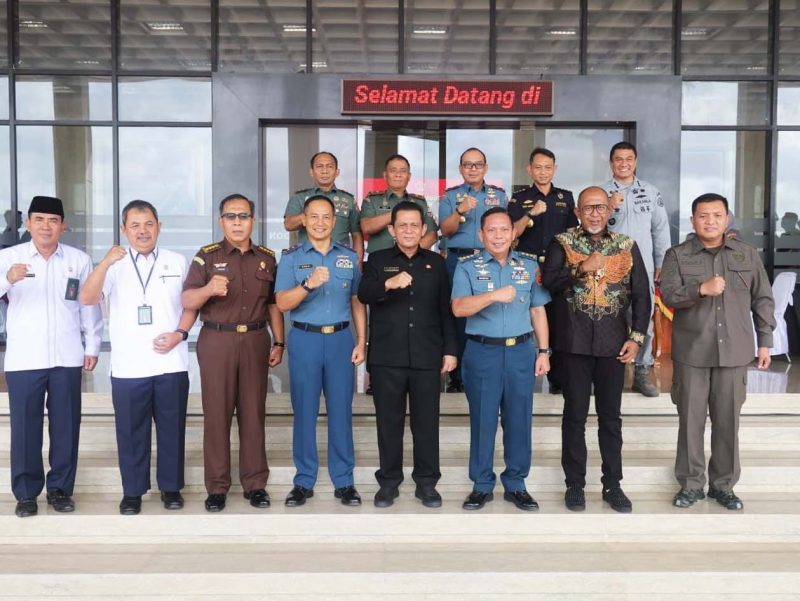 Gubernur Kepulauan Riau H Ansar Ahmad mengucapkan apresiasi sekaligus rasa terima kasihnya kepada Laksamana Madya TNI (Laksdya) Irvansyah atas pengabdiannya sebagai Panglima Komando Gabungan Wilayah I (Pangkogabwilhan I) dan berharap kolaborasi dan sinergitas dalam pembangunan untuk kemajuan Kepri dapat terus berlanjut. Foto: Diskominfo Kepri
