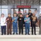 Gubernur Kepulauan Riau H Ansar Ahmad mengucapkan apresiasi sekaligus rasa terima kasihnya kepada Laksamana Madya TNI (Laksdya) Irvansyah atas pengabdiannya sebagai Panglima Komando Gabungan Wilayah I (Pangkogabwilhan I) dan berharap kolaborasi dan sinergitas dalam pembangunan untuk kemajuan Kepri dapat terus berlanjut. Foto: Diskominfo Kepri 
