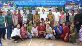 Wakil Wali Kota Batam Amsakar Achmad menemui warga Pulau Buluh, Bulang, Selasa (1/8/2023). Seperti diketahui, beberapa waktu lalu musibah kebakaran menimpa pemukiman warga di pulau tersebut. Foto: INIKEPRI.COM 