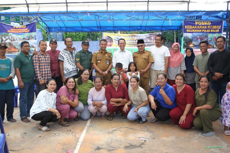 Wakil Wali Kota Batam Amsakar Achmad menemui warga Pulau Buluh, Bulang, Selasa (1/8/2023). Seperti diketahui, beberapa waktu lalu musibah kebakaran menimpa pemukiman warga di pulau tersebut. Foto: INIKEPRI.COM 
