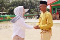 Anggota DPR RI dari Partai Golkar Dapil Kepulauan Riau Cen Sui Lan disambut Jefrizal Kades Sawang Laut, Kundur, Karimun. Foto:Istimewa 