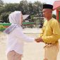 Anggota DPR RI dari Partai Golkar Dapil Kepulauan Riau Cen Sui Lan disambut Jefrizal Kades Sawang Laut, Kundur, Karimun. Foto:Istimewa 