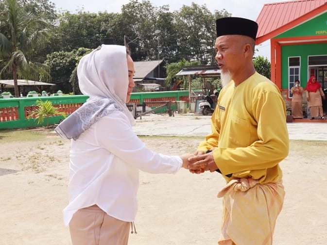 Anggota DPR RI dari Partai Golkar Dapil Kepulauan Riau Cen Sui Lan disambut Jefrizal Kades Sawang Laut, Kundur, Karimun. Foto:Istimewa