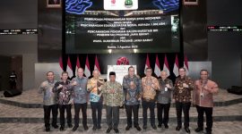 Pemerintah Provinsi Jawa Barat dalam hal ini diwakili oleh Wakil Gubernur Jawa Barat Uu Ruzhanul Ulum bersama Bursa Efek Indonesia (BEI) oleh Direktur Utama BEI Iman Rachman, Direktur Pengawasan Lembaga Jasa Keuangan 2 dan Manajemen Strategis Kantor Regional 2 Otoritas Jasa Keuangan (OJK) Jawa Barat oleh Aulia Fadly, Komisaris Utama Independen bank bjb Farid Rahman, Direktur Utama bank bjb oleh Yuddy Renaldi, Direktur Utama bjb Sekuritas oleh Maryadi Suwondo serta jajaran manajemen BEI, OJK, bank bjb, bjb Sekuritas dan Pemprov Jabar lainnya secara resmi melakukan pembukaan perdagangan dalam rangka Penandatanganan Pencanangan Literasi dan Inklusi Pasar Modal kepada 1.000 Aparatur Sipil Negara (ASN) Pemerintahan Daerah Provinsi Jawa Barat sekaligus Pendirian Galeri Investasi BEI di Kantor Pemerintahan Daerah Provinsi Jawa Barat, di Main Hall Gedung BEI, pada Kamis, (3/8). Foto: bank bjb untuk INIKEPRI.COM 