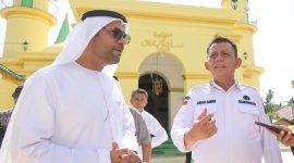 Untuk menggenapi kunjungan Duta Besar (Dubes) Uni Emirat Arab (UEA) untuk Indonesia dan ASEAN, Y.M Abdulla Salem Obaid Al Dhaheri ke Tanjungpinang, Gubernur Kepulauan Riau H. Asmar Ahmad mengajak Dubes UEA Abdulla Salem berkunjung ke Pulau Penyengat, Rabu (2/8/2023). Foto: Diskominfo Kepri 