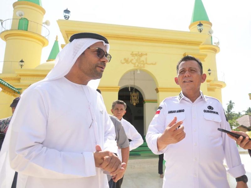 Untuk menggenapi kunjungan Duta Besar (Dubes) Uni Emirat Arab (UEA) untuk Indonesia dan ASEAN, Y.M Abdulla Salem Obaid Al Dhaheri ke Tanjungpinang, Gubernur Kepulauan Riau H. Asmar Ahmad mengajak Dubes UEA Abdulla Salem berkunjung ke Pulau Penyengat, Rabu (2/8/2023). Foto: Diskominfo Kepri 