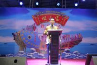 Wakil Wali Kota Batam Amsakar Achmad bersama masyarakat keturunan Tiong Hoa marga Huang merayakan ulang tahun Dewa Ng Hu Tua Ong Ya dengan menggelar malam hiburan di Cetya Upho Sakadarma, Kompleks Ruko Pantai Permata, Baloi pada hari Rabu (2/8/2023) malam. Acara tersebut berhasil menyatukan berbagai elemen masyarakat di Kota Batam. Foto: MC Batam
