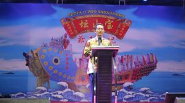 Wakil Wali Kota Batam Amsakar Achmad bersama masyarakat keturunan Tiong Hoa marga Huang merayakan ulang tahun Dewa Ng Hu Tua Ong Ya dengan menggelar malam hiburan di Cetya Upho Sakadarma, Kompleks Ruko Pantai Permata, Baloi pada hari Rabu (2/8/2023) malam. Acara tersebut berhasil menyatukan berbagai elemen masyarakat di Kota Batam. Foto: MC Batam 
 