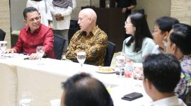 Gubernur Kepulauan Riau H. Ansar Ahmad memimpin langsung rapat koordinasi terkait kunjungan lapangan untuk pembangunan Jembatan Batam - Bintan (Babin), bersama Tim Asian Infrastructure Investment Bank (AIIB) asal Tiongkok, di Hotel Best Western Premier Panbil Batam, Rabu (2/8/2023). Foto: Diskominfo Kepri 