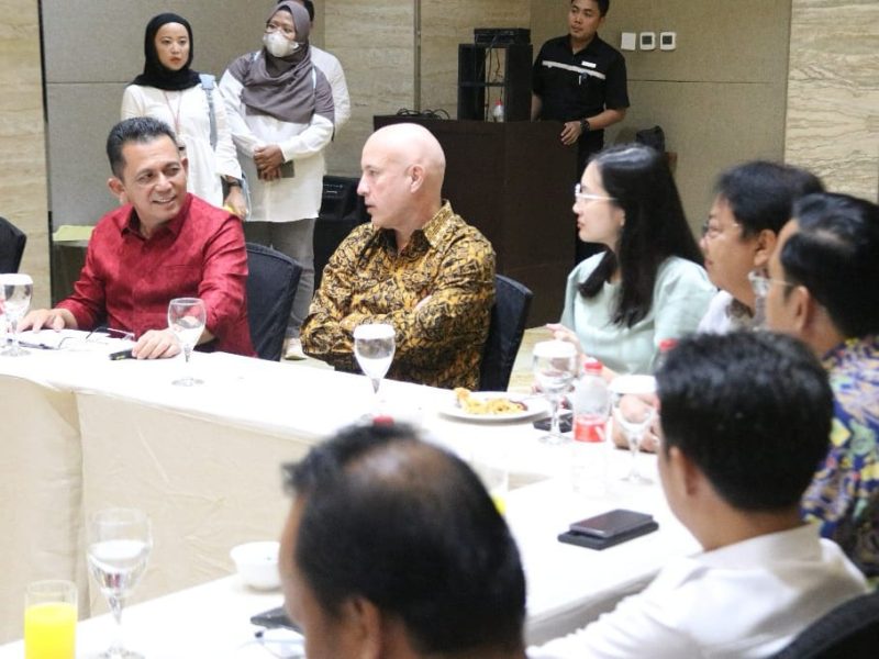 Gubernur Kepulauan Riau H. Ansar Ahmad memimpin langsung rapat koordinasi terkait kunjungan lapangan untuk pembangunan Jembatan Batam - Bintan (Babin), bersama Tim Asian Infrastructure Investment Bank (AIIB) asal Tiongkok, di Hotel Best Western Premier Panbil Batam, Rabu (2/8/2023). Foto: Diskominfo Kepri 