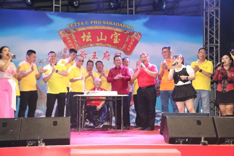 Perayaan hari ulang tahun Dewa Kie Hu Ong Ya dan ritual bakar tongkang menjadi sorotan utama di Cetya Upho Sakadarma Ruko Pantai Permata Baloi, Batam, Rabu (2/8/2023) malam. Acara ini merupakan bagian dari salah satu kegiatan budaya leluhur Tionghoa yang telah diwariskan oleh keturunan Tionghoa dari Bagan Siapiapi ke daerah rantauan, termasuk kota Batam. Foto: Diskominfo Kepri