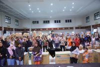 Sebutan Wali Kota Dandang Kuali Kembali bergema di Aula Gedung Wanita Tun Fatimah, Senggarang, Kalimat tersebut digemuruhkan oleh 339 pelaku UMKM Tanjungpinang penerima bantuan peralatan penunjang usaha, dalam acara Serah Terima Program Kemitraan Bank Riau Kepri (BRK) Syariah Cabang Pamedan kepada Pemerintah Kota Tanjungpinang, Kamis (3/8/2023). Foto: Diskominfo Tanjungpinang 