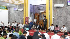 Wakil Wali Kota Batam Amsakar Achmad peringatan 1 Muharam 1445 Hijriah di Masjid Babul Khairath Bengkong Indah II Swadaya, Kecamatan Bengkong, Jumat (3/8/2023) malam. Foto: INIKEPRI.COM 
