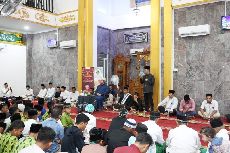 Wakil Wali Kota Batam Amsakar Achmad peringatan 1 Muharam 1445 Hijriah di Masjid Babul Khairath Bengkong Indah II Swadaya, Kecamatan Bengkong, Jumat (3/8/2023) malam. Foto: INIKEPRI.COM
