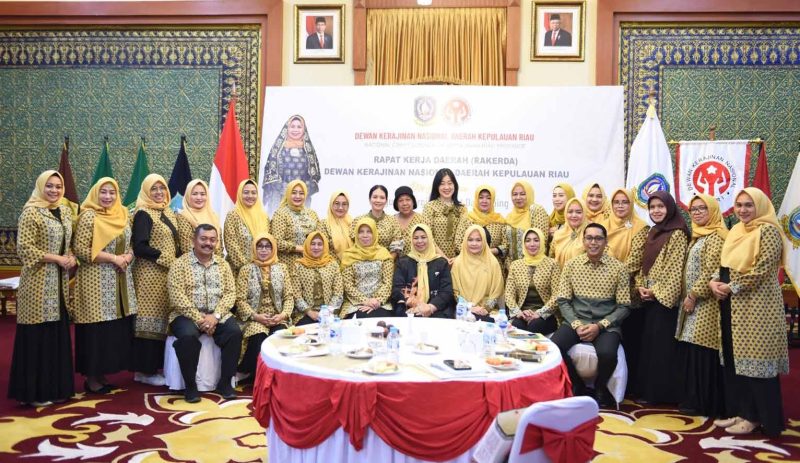 Ketua Dewan Kerajinan Nasional (Dekranasda) Provinsi Kepulauan Riau Hj. Dewi Kumalasari Ansar resmi membuka Rapat Kerja Daerah (Rakerda) Dekranasda Provinsi Kepri Tahun 2023 di Gedung Daerah, Tanjungpinang, Jumat (4/8/2023). Foto: Diskominfo Kepri
