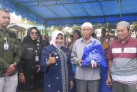 Wali Kota Tanjungpinang, Hj. Rahma,S.IP.,M.M, menyerahkan paket bantuan bahan pangan ke masyarakat Tanjungpinang, Jum'at (4/8/2023) di Terminal Sei Carang. Foto: Diskominfo Tanjungpinang 