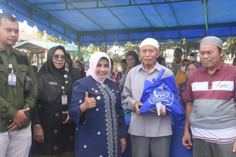 Wali Kota Tanjungpinang, Hj. Rahma,S.IP.,M.M, menyerahkan paket bantuan bahan pangan ke masyarakat Tanjungpinang, Jum'at (4/8/2023) di Terminal Sei Carang. Foto: Diskominfo Tanjungpinang 