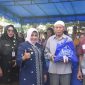 Wali Kota Tanjungpinang, Hj. Rahma,S.IP.,M.M, menyerahkan paket bantuan bahan pangan ke masyarakat Tanjungpinang, Jum'at (4/8/2023) di Terminal Sei Carang. Foto: Diskominfo Tanjungpinang 